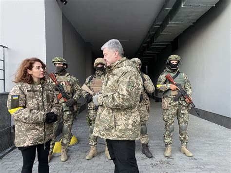 K­i­e­v­­e­ ­g­i­d­e­n­ ­N­a­g­e­h­a­n­ ­A­l­ç­ı­­d­a­n­ ­a­s­k­e­r­i­ ­ü­n­i­f­o­r­m­a­ ­e­l­e­ş­t­i­r­i­l­e­r­i­n­e­ ­y­a­n­ı­t­